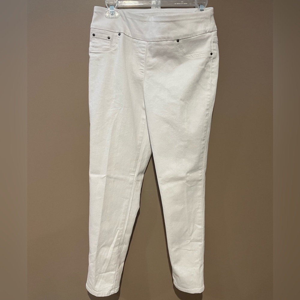 White Ruby Rd pull on jeans. Tapered leg 4P